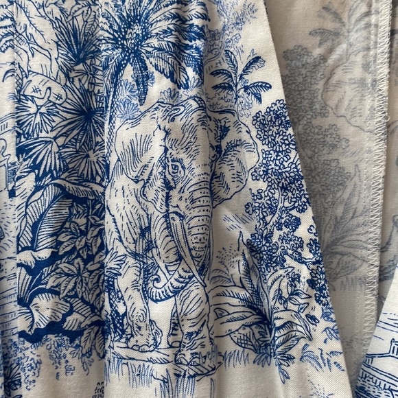 *SOLD* New H&M flowy shirt dress, gorgeous blue and white print - Picture 3 of 6